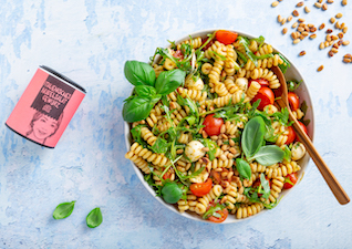 Italienischer Nudelsalat mit Rucola, Tomaten, Mozzarella und Basilikum 