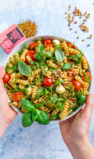 nudelsalat-mit-tomaten-mozzarella-und-basilikum gewürzt mit Gewürz für Nudelsalat 