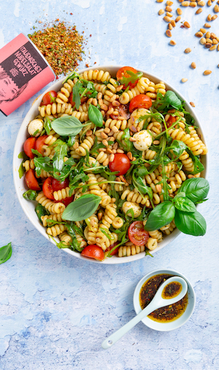 Italienischer Nudelsalat mit Rucola, Tomaten, Mozzarella und Basilikum gewürzt mit dem Italienischen Nudelsalat Gewürz