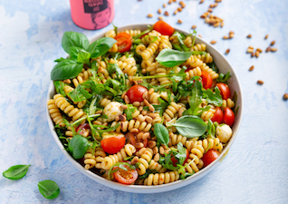 italienischer-nudelsalat-mit-tomaten-mozzarella-basilikum gewürzt mit Gewürz für Nudelsalat