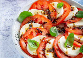 tomate-mozzarella-scheiben-mit-basilikum 