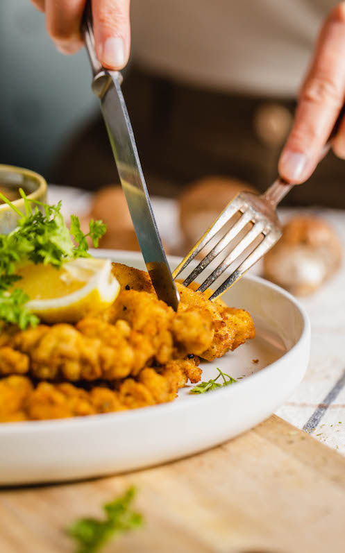 paniertes-jaegerschnitzel-mit-zitrone-und-frischer-petersilie