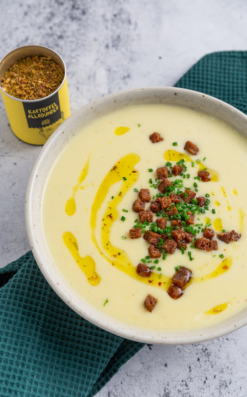 cremige-kartoffelsuppe-mit-knusprigen-croutons-garniert