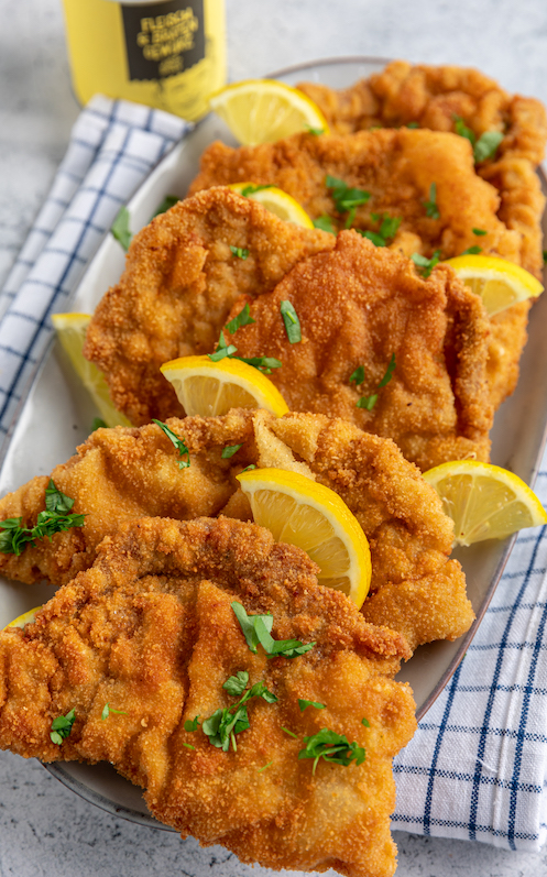 paniertes-schnitzel-mit-zitrone-und-frischer-petersilie