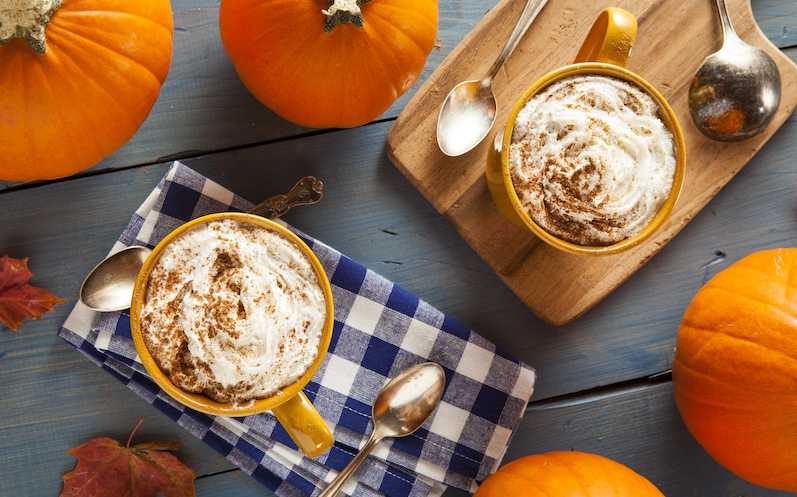 pumpkin-pie-spiced-latte-mit-sahne-dekoriert-in-tassen