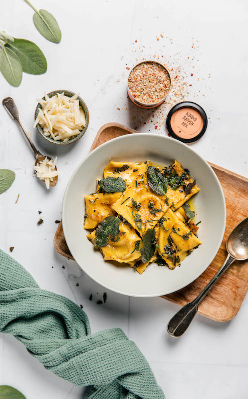 selbstgemachte-kuerbis-ravioli-in-salbei-butter-mit-parmesan