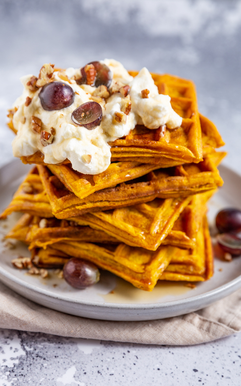 suesse-kuerbis-waffeln-mit-sahne