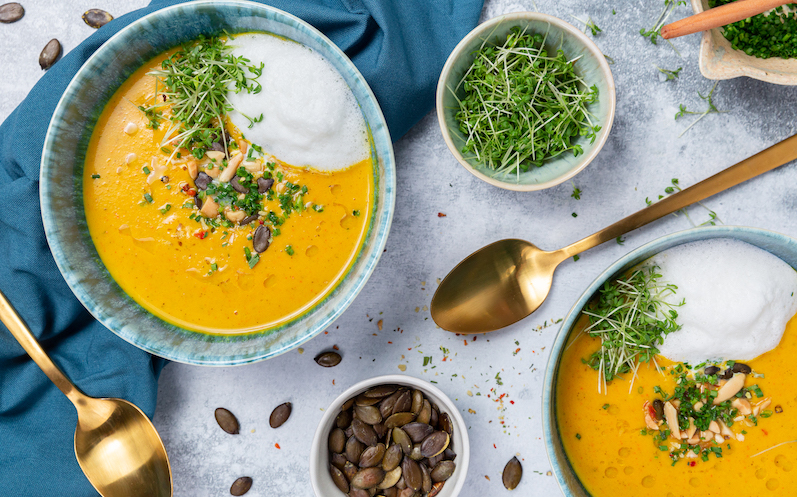 kuerbissuppe-mit-kuerbiskernen-und-kresse-dekoriert