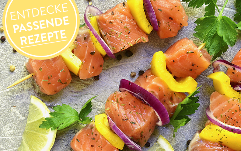 Lachsspieße mit gelber Paprika, Zwiebel und Petersilie 