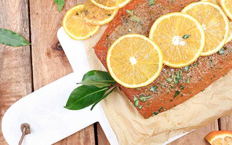 Vorbereiteter Lachs mit Zitronenscheiben für den Grill