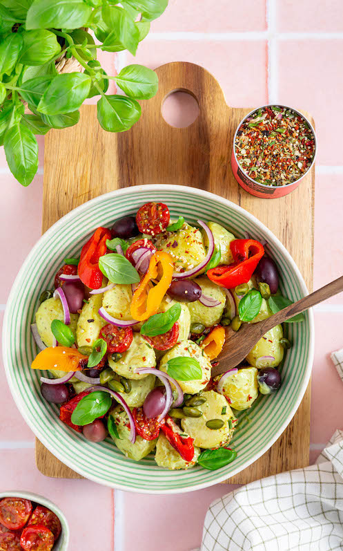 Mediterraner Kartoffelsalat mit Paprika, Tomaten und Basilikum und Oliven 