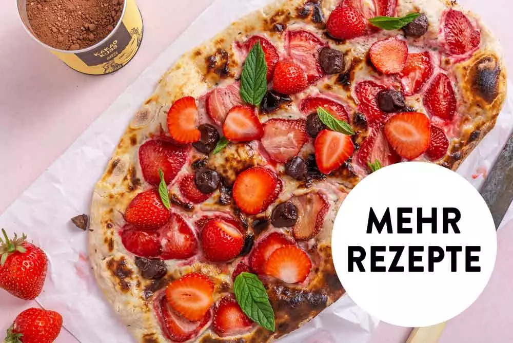 süßer-flammkuchen-mit-erdbeeren-und-minze-dekoriert