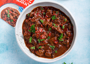 Paprika Gulasch mit Petersilie garniert