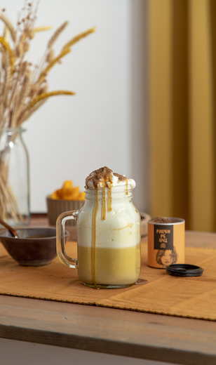 pumpkin-pie-spice-latte-mit-milchschaum-und-karamellsauce-dekoriert