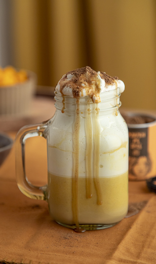 Pumpkin-pie-spice-latte-mit-milchschaum-und-karamellsauce