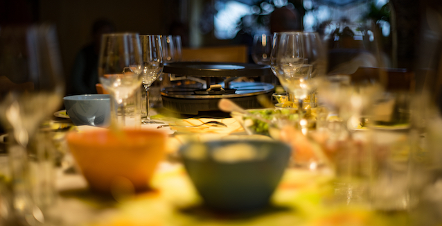 eine-feierlich-gedeckte-tafel-mit-weingläsern-und-dunklen-tellern