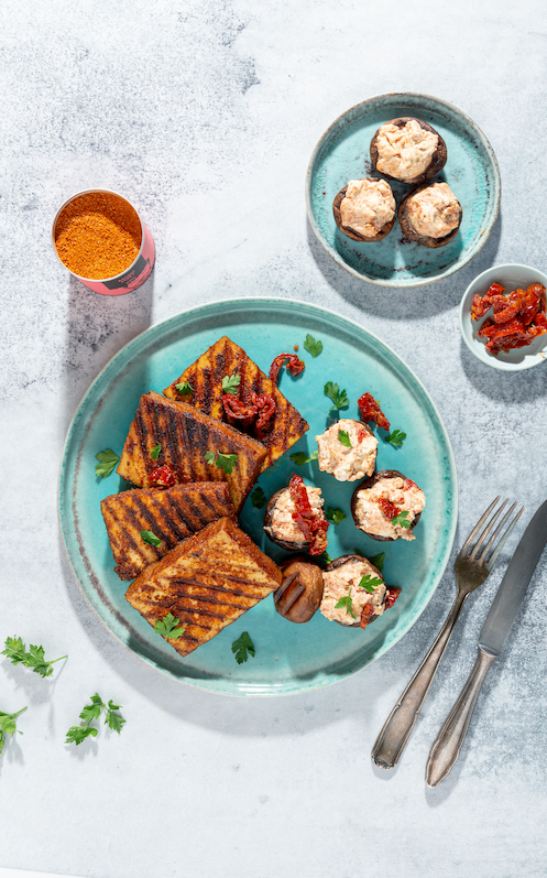 Gegrilltes Räuchertofu Steak mit gefüllten Champignons 