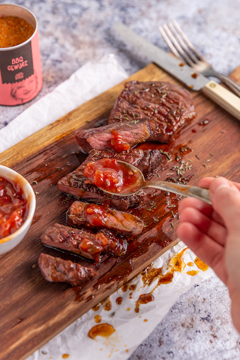 Rindersteak vom Grill mit Tomatenchutney 