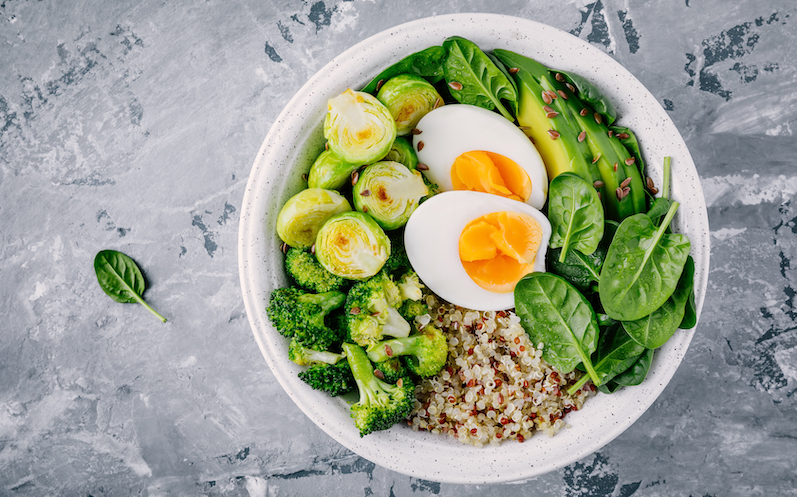 bowl-mit-quinoa-spinat-rosenkohl-und-einem-gekochten-ei