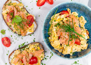 Brote mit Rührei und Lachs, mit Schnittlauch garniert 