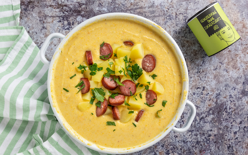 kartoffelsuppe-mit-mettenden-in-einem-topf-mit-frischer-petersilie-dekoriert