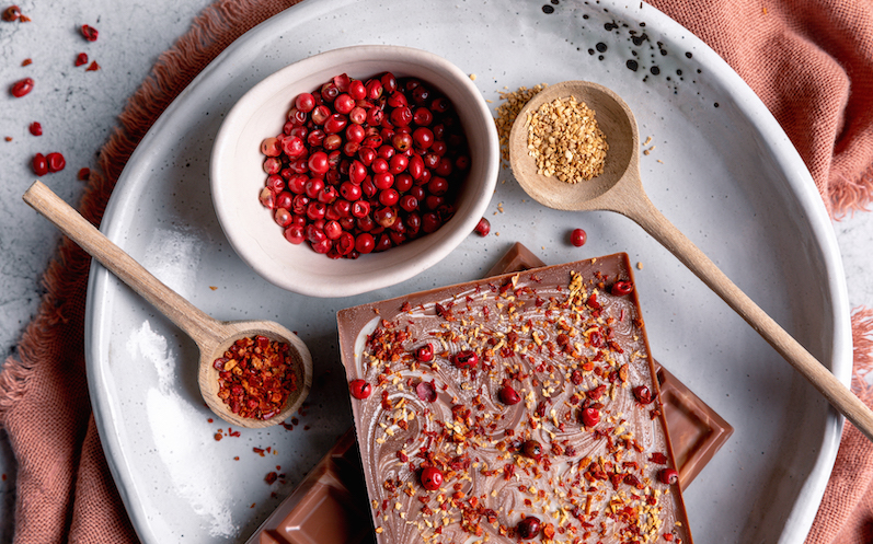 Selbstgemachte Schokolade mit Vollmilch und weißer Schokolade 