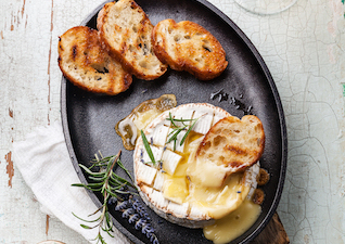 Gebackener Camembert mit gerösteten Baguette Scheiben und Rosmarin 