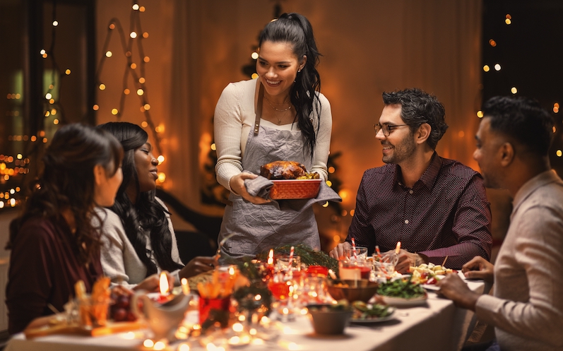 Silvesterdinner mit Freunden und Familie, feierlich gedeckter Tisch 