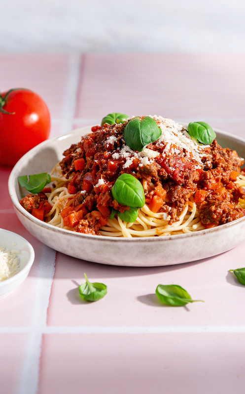 spaghetti-bolognese-in-einer-schüssel-mit-basilikum-dekoriert