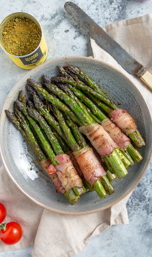 Grüner Spargel umwickelt mit Bacon 