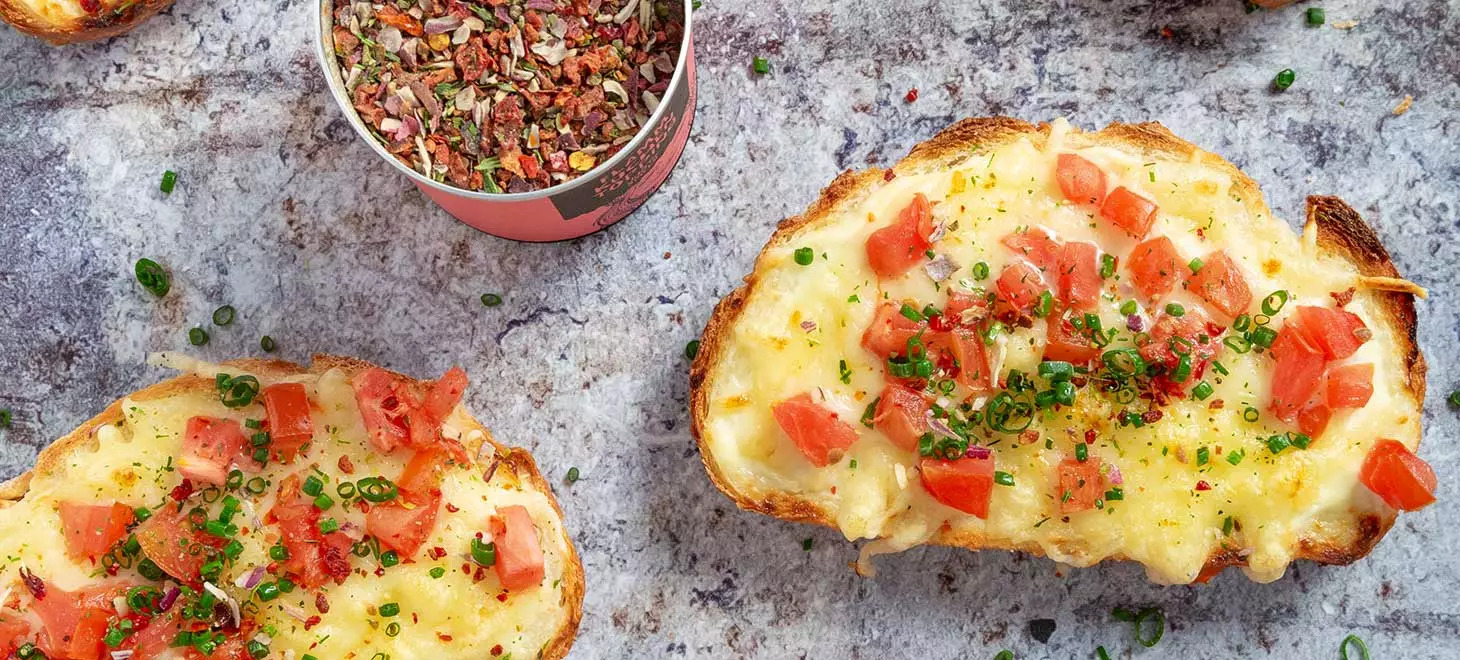 flammkuchen-stulle-mit-tomaten-und-einem-getrockneten-kräutermix