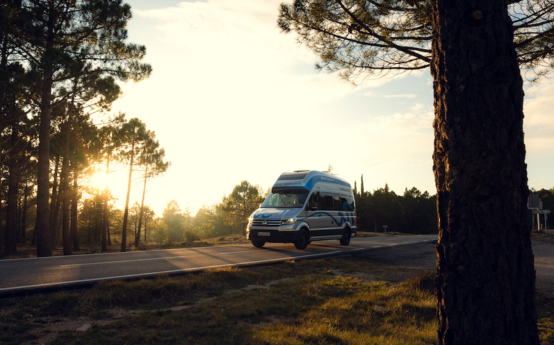 Camper unterwegs auf einer Landstraße 