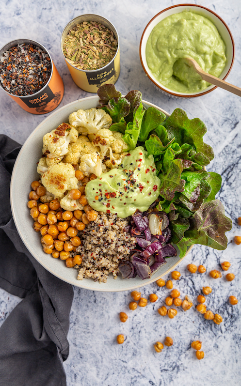 vegane-blumekohl-bowl-mit-avocado-kichererbsen-quinoa-guacamole