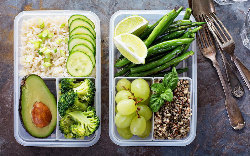 Veganes Meal Prepping in Dosen darunter Reis, Quinoa, Brokkoli, Bohnen, Avocado, Gurke, Trauben 