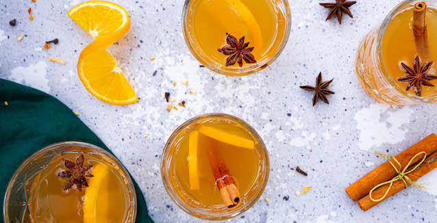 Weißer selbstgemachte Glühwein mit Orange, Zimt und Anis gewürzt mit dem Just Spices Gewürz für Glühwein 