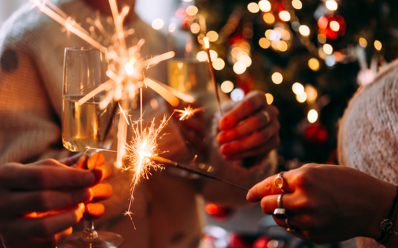 Wunderkerzen und Sekt, Silvester wird gefeiert 